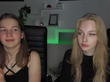 couple Girls On Cam with sarahwelddy