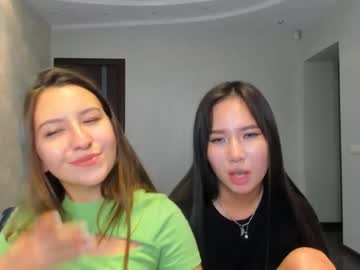 couple Girls On Cam with moolly_moore