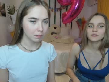 couple Girls On Cam with kira_vong