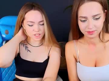 couple Girls On Cam with top_twins